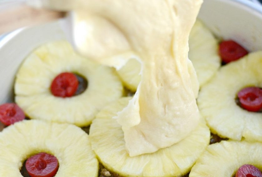 1. Этап. Перевёрнутый ананасовый кекс: 5. После этого влейте тесто на ананасы и разровняйте его.