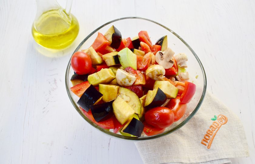 1. Этап. Рис с запеченными овощами: Овощи нарежьте кусками среднего размера, баклажан меньше остальных, грибы - на 4 части. Для маринада соедините соевый соус, оливковое масло, измельченный чеснок, горчицу, сахар, черный молотый перец. Овощи и шампиньоны сложите в глубокую миску, залейте маринадом на 30 минут, помешивайте.