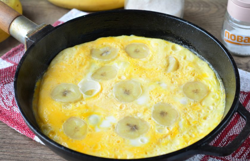 1. Этап. Омлет с бананом и сыром: Жарьте омлет под крышкой 5-6 минут.