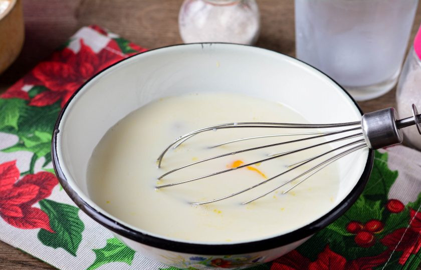 1. Этап. Торт Наполеон советский: Влейте молоко и взболтайте венчиком.