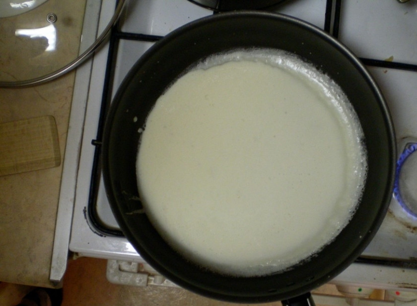 1. Этап. Блины в бутылке на кефире: 6. Разогрейте сковороду, понемногу наливайте на неё тесто. Если жарите оригинальные блинчики, сделайте в крышечке отверстие и наливайте тесто тонкой струйкой, рисуя на сковороде любые рисунки. В данном случае все довольно традиционно.