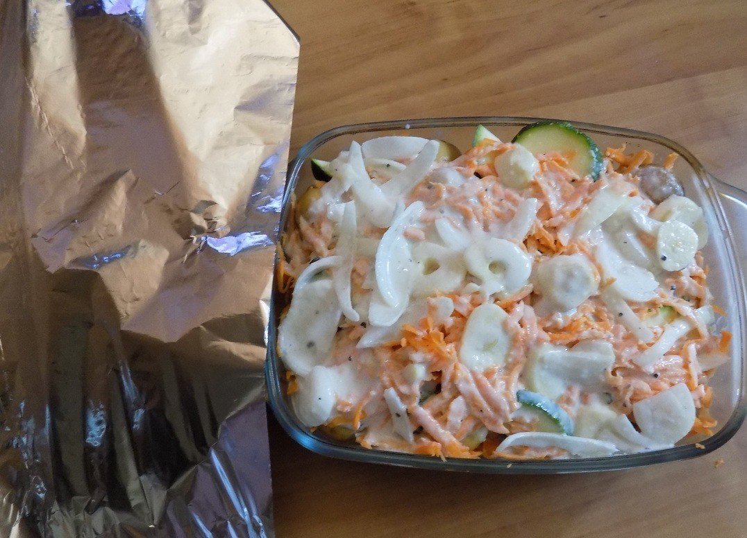 Курица на кефире со сливочным хреном 1. Этап. Курица на кефире со сливочным хреном: Накрываем форму фольгой и ставим в духовку на 50-60 минут при т-180-200 С.
