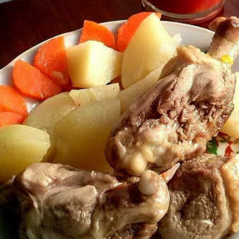 Утка, тушенная с картошкой