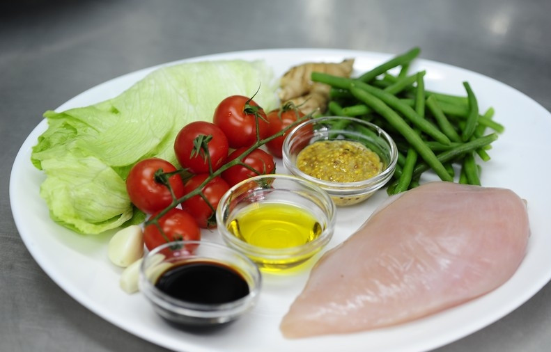 1. Этап. Салат из стручковой фасоли с курицей: Подготовим все необходимые ингредиенты для приготовления 2 порций салата.