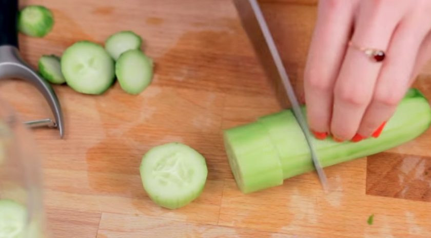 1. Этап. Огуречный смузи: 1. Для приготовления огуречного смузи огурцы очистите от кожуры. Затем нарежьте их на большие кусочки, чтобы их можно было измельчить с помощью блендера.