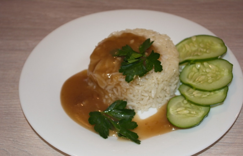 1. Этап. Рис с соусом Терияки: Полейте рис приготовленным соусом. Украсьте его зеленью и подайте к столу.