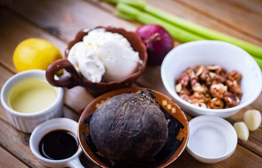 1. Этап. Салат сливочный сыр со свеклой: Все ингредиенты выложите на стол. Свеклу помойте, обсушите бумажными полотенцами, оберните в фольгу, отправьте в уже разогретую до 180 градусов духовку на 45 минут запекаться до готовности.