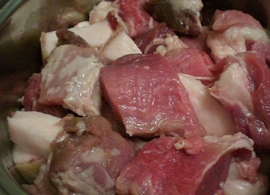 1. Этап. Домашняя колбаса из свинины: 1. Рецепт приготовления домашней колбасы из свинины начинается за 10-12 часов до непосредственного процесса. А все потому, что мясо необходимо предварительно замариновать. Итак, свинину необходимо вымыть, просушить и нарезать небольшими кусочками. Тоже самое проделать и с салом. Выложить все в глубокую мисочку.