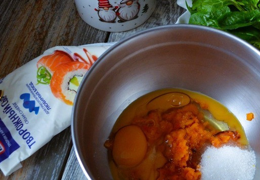 1. Этап. Тыквенно-шпинатные оладьи на творожном сыре: Пробить мякоть тыквы, сахар, соль и яйца.