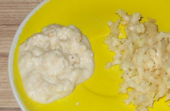 1. Этап. Помидоры в собственном соку на зиму: Хрен и чеснок очистить и тоже перемолоть.