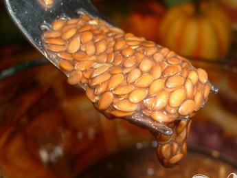 1. Этап. Зеленый витаминный напиток с семенами льна: 3. Поместите воду и семена льна в блендер. Тщательно взбейте эти ингредиенты, пока не получится однородная масса.