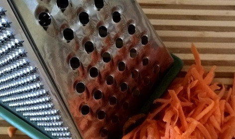 1. Этап. Салат с тыквенными семечками: 2. Натираем на средней терке морковь.