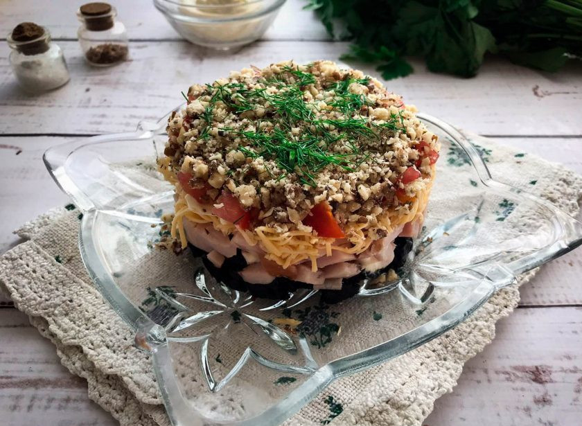 1. Этап. Салат с ветчиной и грецкими орехами: Украсьте салат свежей зеленью и подавайте к столу. Приятного аппетита!