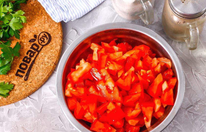 1. Этап. Баклажанная икра без уксуса: Помидоры промойте в воде, вырежьте из них зеленые сердцевинки и нарежьте мелкими кубиками.