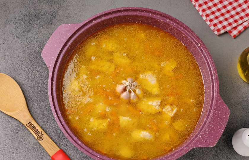 1. Этап. Плов из булгура с куриной грудкой: Вставьте в центр очищенную от верхней шелухи головку чеснока и влейте кипяток. Количество воды необходимо в два раза больше, чем крупы. Удобнее отмерять одной мерной чашкой.