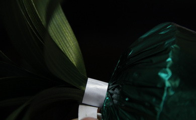 1. Этап. Ананас из конфет: 5. Нарезанные кусочки бумаги приклеить к хвостику.