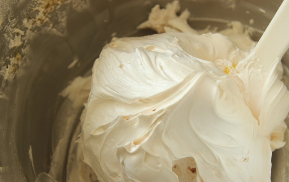 1. Этап. Слоеные трубочки с белковым кремом: Пока готовится сироп для крема, взбейте до устойчивых пиков яичные белки со щепоткой соли. Чтобы они лучше взбивались и получилась густая пена, белки нужно использовать обязательно охлажденные. Когда сироп дошел до нужной консистенции, добавьте в него лимонную кислоту и быстро перемешайте. Затем тонкой струйкой, не переставая взбивать, влейте сироп во взбитые белки и продолжайте перемешивать миксером на высокой скорости почти до полного остывания.