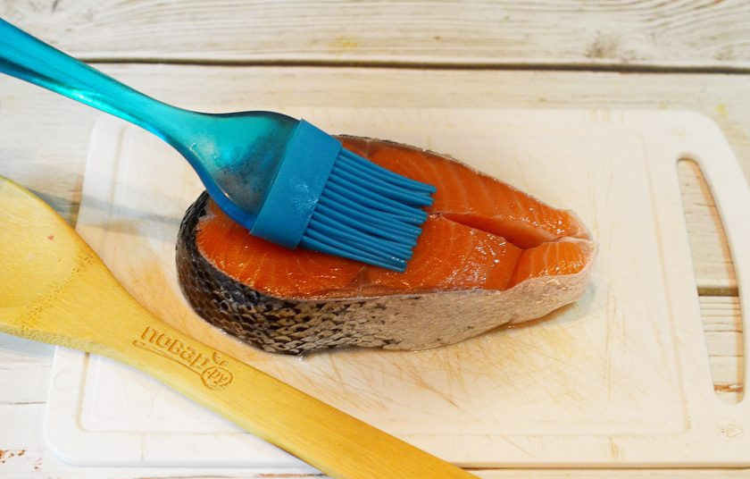 1. Этап. Кета в мультиварке: 2. Посолите, поперчите, смажьте маслом.