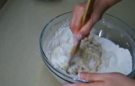 1. Этап. Быстрое дрожжевое тесто на кефире: 4. Сразу тесто лучше замешивать ложкой, а уже после — руками.