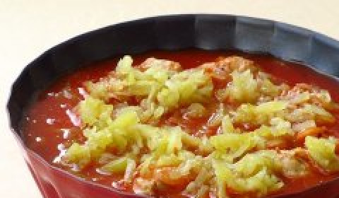 1. Этап. Колобки из фарша: Залейте тефтели образовавшимся соусом, посыпьте сверху огурцами.