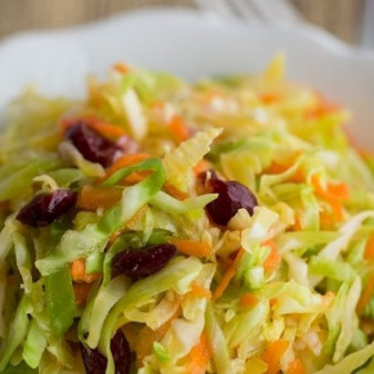 Капустный салат с клюквой