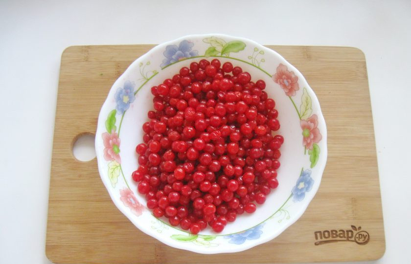 1. Этап. Заготовка калины на зиму: Ягоды калины отделите от веток.