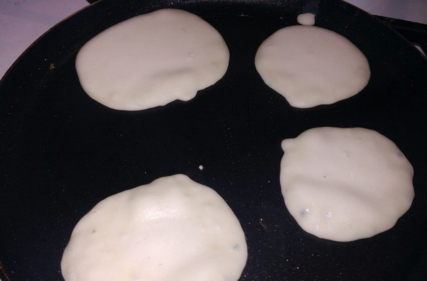 1. Этап. Панкейки на кислом молоке с добавлением растительного масла: 5. Жарьте оладушки с обеих сторон до румяного цвета без добавления масла. Иногда я смазываю сковороду салом (и не прилипает, и вкус особенный).