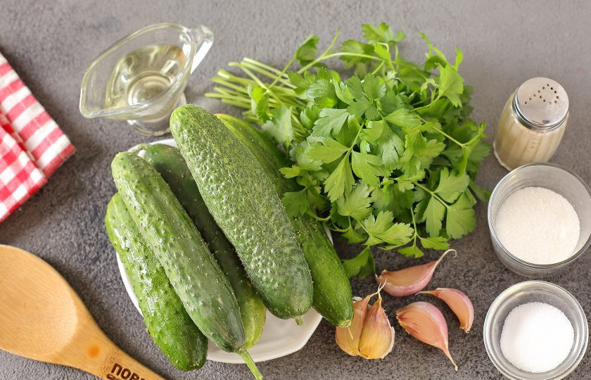 1. Этап. Салат из огурцов с чесноком на зиму: Подготовьте все ингредиенты.