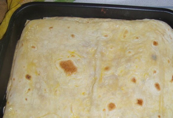 1. Этап. Мясо в лаваше в духовке: Накрываем всё это вторым лавашом, смазываем взбитым яйцом. Запекаем в разогретой до 180 градусов духовке примерно 50 минут.