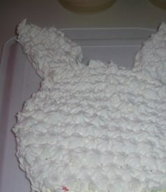 1. Этап. Торт Зайка: 5. Добавляем пищевой краситель, перемешиваем. Украшаем кремом туловище, посыпаем его кондитерской присыпкой.