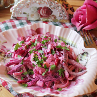 Салат с кальмарами и свеклой