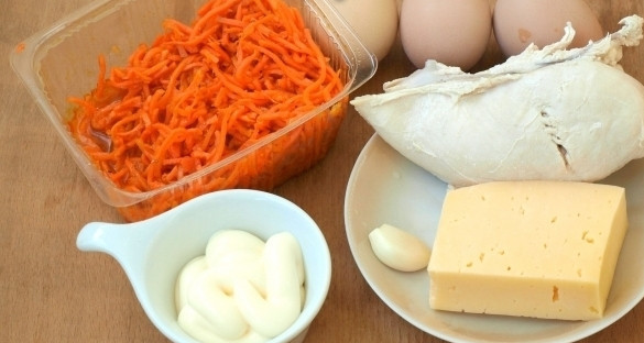 1. Этап. Слоеный салат с корейской морковью: Заранее отварите филе в подсоленной воде и сварите яйца вкрутую.