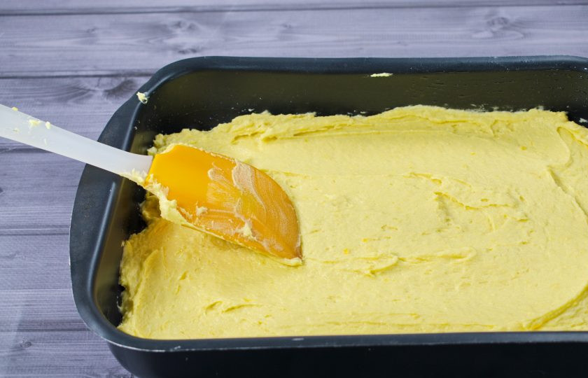 1. Этап. Простой лимонный пирог с глазурью: Форму для запекания (30х22 см) смажьте маслом. Выложите тесто, разровняйте лопаткой. Поставьте запекаться в разогретую до 180ºС (360ºF) духовку на 25 минут.