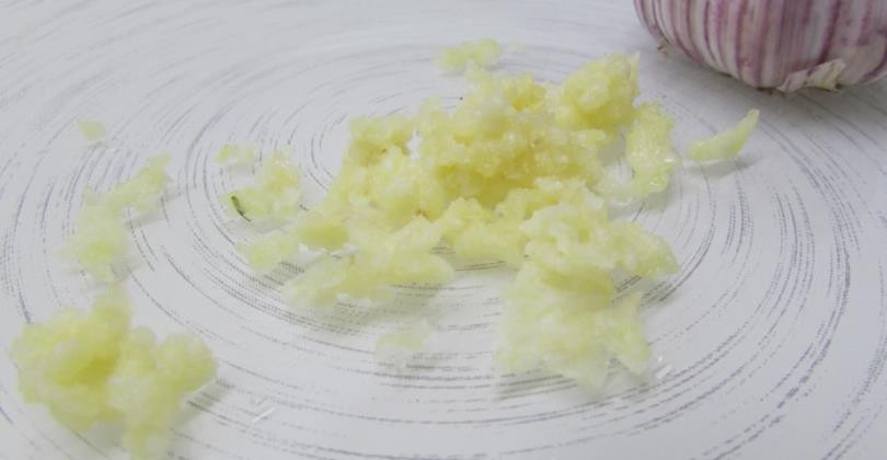 1. Этап. Фарш из курицы: Чеснок почистите и пропустите его через пресс.