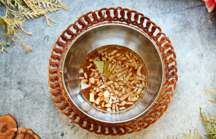 1. Этап. Говяжья печень в банановом соусе: В чашу налейте вино, сок лимона, добавьте специи и перемешайте. Репчатый лук почистите и мелко порежьте, добавьте в маринад, выложите лавровый лист, перемешайте.