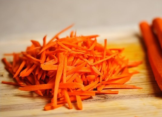 1. Этап. Простой рецепт плова из баранины: 5. Морковь очистите и нарежьте тонкими брусочками.