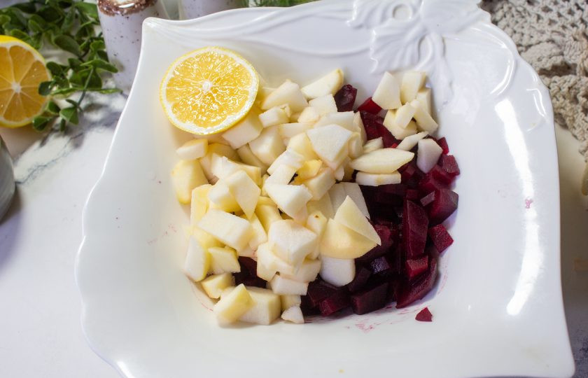 1. Этап. Салат со свеклой, сыром и яблоком: Чтобы яблоко не потемнело, сбрызните его соком лимона.