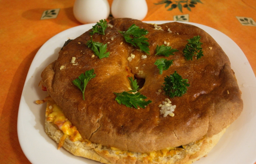 1. Этап. Запеченный лааваш с сыром и зеленью: Перед подачей на стол можно посыпать сверху зеленью и/или выдавленным через пресс чесноком. Лаваш лучше резать горячим.