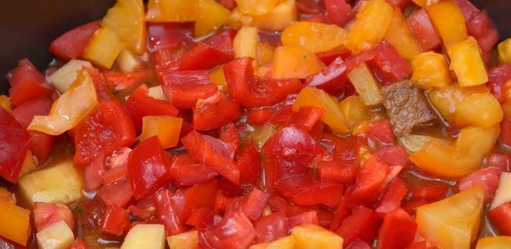 1. Этап. Говядина (гуляш): Потом добавьте в чашу перец, помидоры, томатную пасту и пропущенный через пресс чеснок. Также всыпьте соль, тмин и паприку по вкусу.