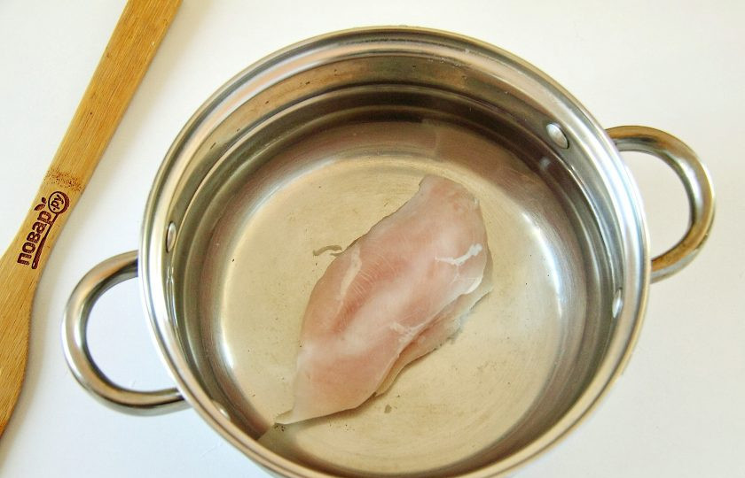 1. Этап. Суп Шыд: Филе залейте холодной водой и поставьте на огонь. Как закипит, снимите пену и варите на небольшом огне до готовности.