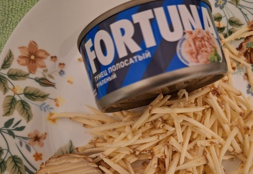 1. Этап. Лёгкий салат с копченым сыром и тунцом: Натереть соломкой копчёный сыр