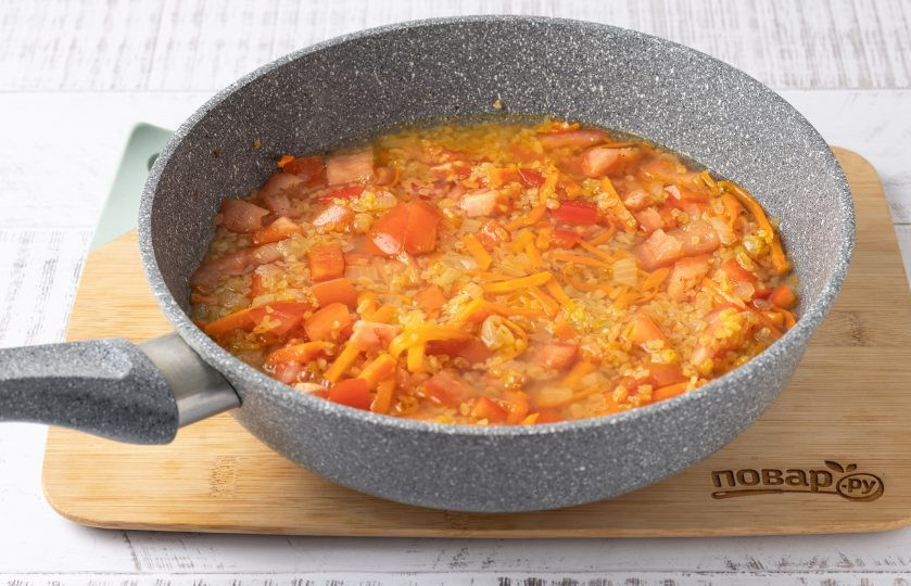 1. Этап. Булгур с овощами на плите: Влейте горячую воду, посолите и поперчите. Накройте крышкой и готовьте на небольшом огне около 20-25 минут.