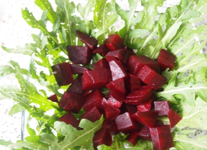 1. Этап. Салат со свеклой и брынзой: 4. Добавляю к зелени порезанные кусочки печеной свеклы.