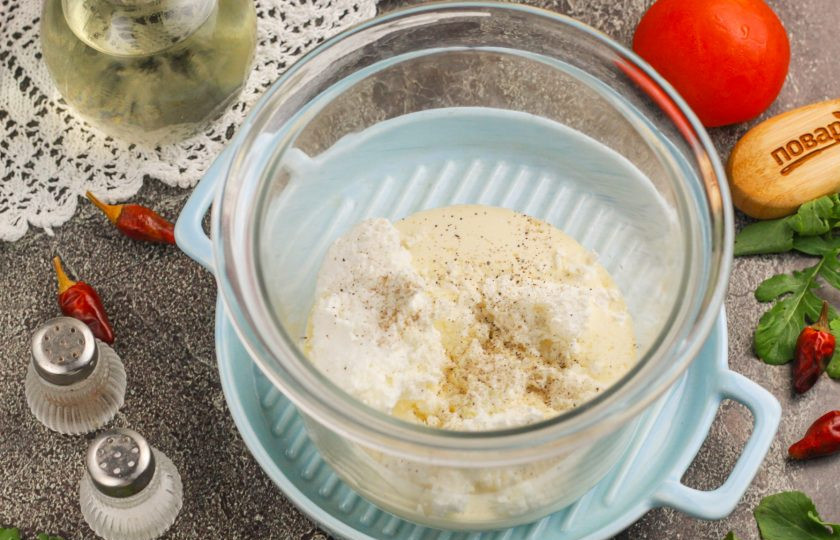 1. Этап. Рыбный мусс: Выложите жирные сливки в глубокую емкость или стакан для погружного блендера. Добавьте творожный или сливочный сыр, соль и молотый черный перец. Если рыбная масса соленая, то соль исключите из списка ингредиентов.