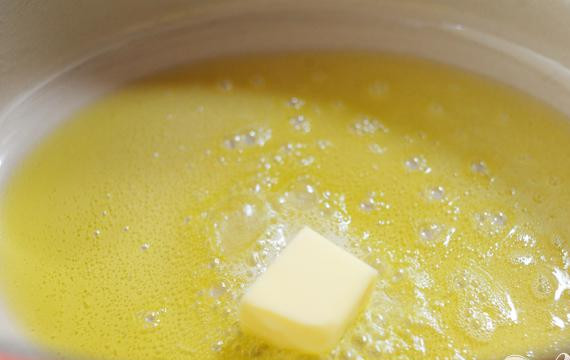 1. Этап. Курица с помидорами и чесноком: Растопить в котелке сливочное масло. Добавить немного оливкового масла.