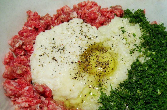 1. Этап. Зразы на пару в мультиварке: 1. Приготовим фарш. Батон без корочек замачиваем в молоке, и, когда разбухнет, вливаем вместе с остатками молока к фаршу. Сюда же - измельченный лук, яйцо, а также специи и зелень по вкусу.