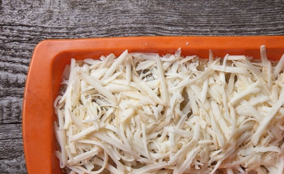 1. Этап. Запеканка с солеными грибами: 3. С готового картофеля слейте воду, разомните в пюре. Добавьте зелень, лук и грибы. По вкусу можно добавить перец и специи. Выложите в жаропрочную форму и сверху присыпьте тертым сыром.