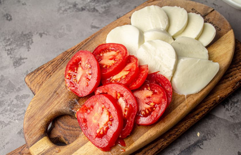 1. Этап. Закуска с сыром Моцарелла: Сыр достаньте из сыворотки. Помидоры и сыр нарежьте на кружочки, толщиной примерно в 1 см.