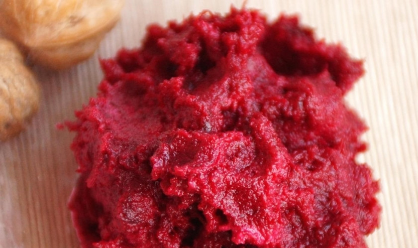 1. Этап. Бутерброд с сельдью Просто и вкусно: 6. Измельчаю отварную свеклу на мелкой терке, смешиваю её с майонезом для получения однородной массы.