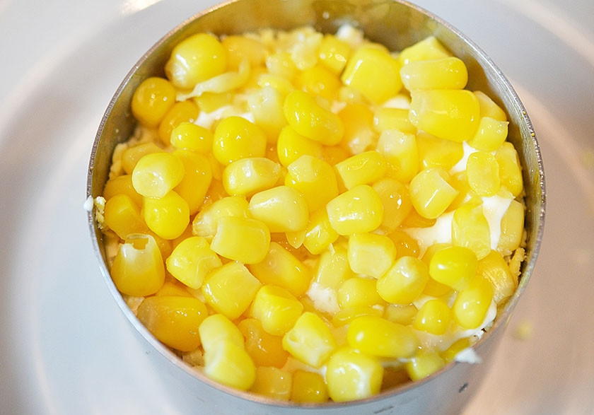 1. Этап. Праздничный салат Яркая фантазия: Последним слоем будет кукуруза.